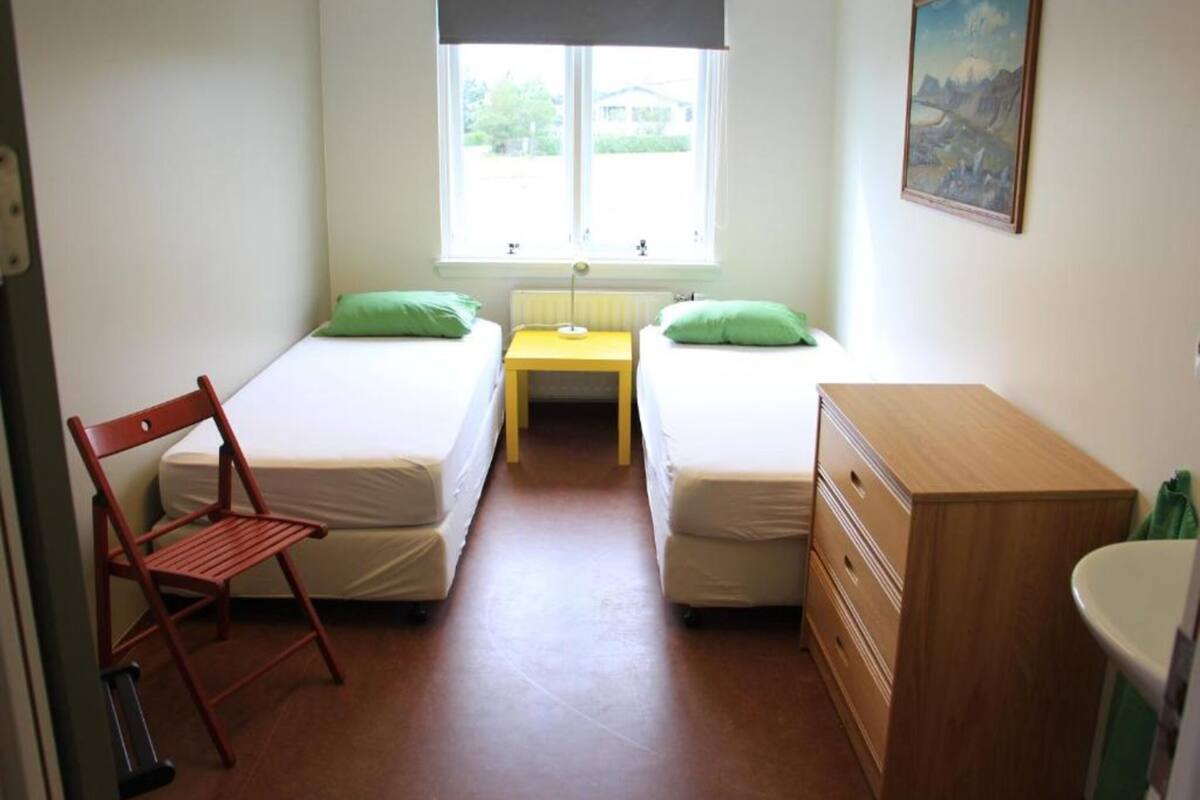 WiFi (free), bed sheets