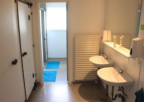 Bathroom - Lava Hostel (Hafnarfjordur)