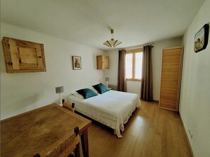 2 bedrooms, iron/ironing board, WiFi