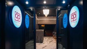 A hotel entrance with a modern design, featuring a reception desk and a chandelier. - Cip hotel istanbul  (Istanbul)