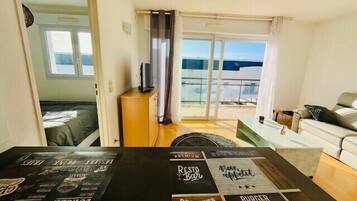 1 dormitorio y tabla de planchar con plancha