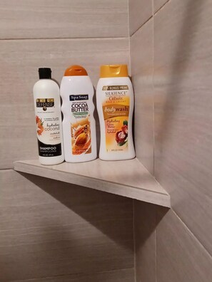 Hair dryer, towels, soap, shampoo - Cozy Hideaway Suite (Houston)