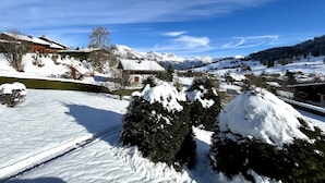 A snow-covered landscape with houses and mountains in the background. - Le Balcon des Princesses (Demi-Quartier)