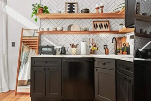 Frigorifero, microonde, piano cottura, lavastoviglie