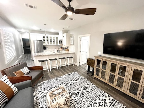 Riverfront Bliss: Charming Gruene Condo Steps from the Guadalupe River!