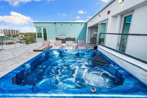 Attico Premium, accesso alla piscina, vista oceano | Balcone