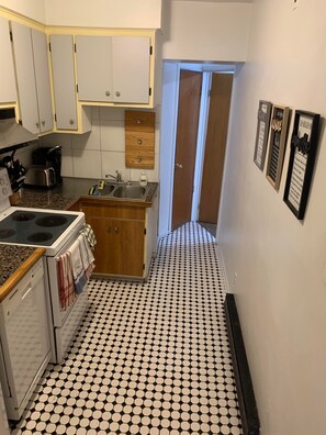 Kjøleskap, mikrobølgeovn, ovn og kokeplater