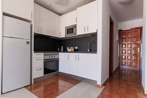 Refrigerador, microondas, horno y cafetera y tetera 