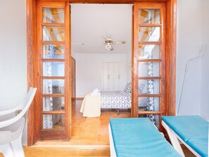1 habitación, tabla de planchar con plancha, wifi gratis y ropa de cama 