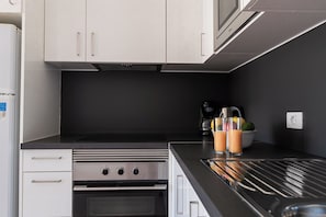 Refrigerador, microondas, horno y cafetera y tetera 