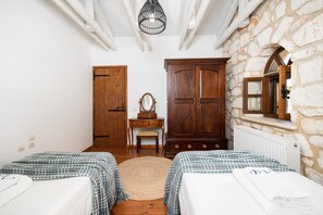 3 slaapkamers, een strijkplank/strijkijzer, wifi, beddengoed