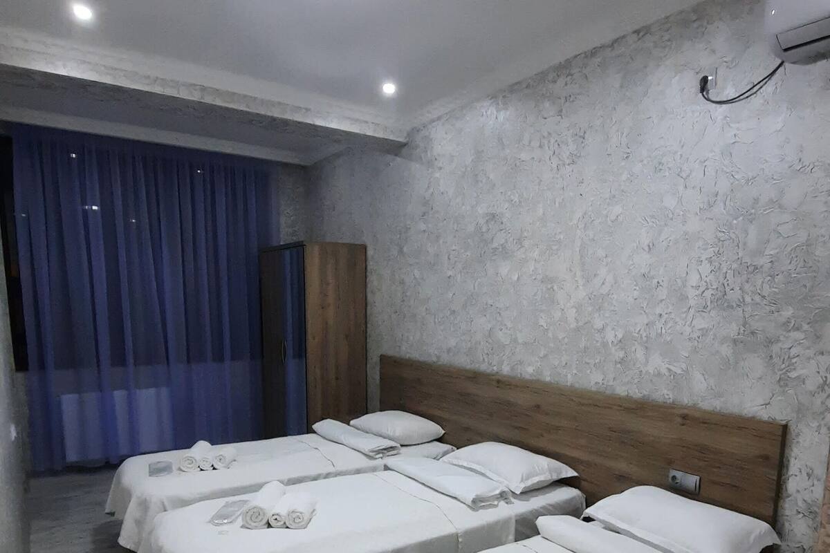 Chambre triple supérieure | Système d’insonorisation, accès au Wi-Fi (inclus)