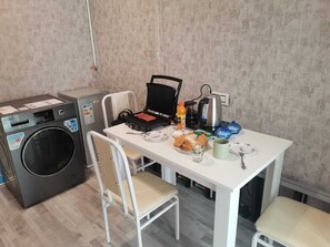 Sebuah peti sejuk di kawasan bersama 