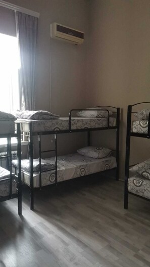 Comfort Shared Dormitory | Peti besi dalam bilik, dihias secara berasingan 