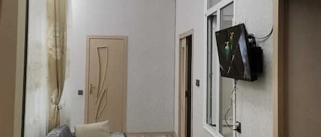 Comfort-yhteismajoitus | Tallelokero huoneessa, yksilöllisesti sisustettu