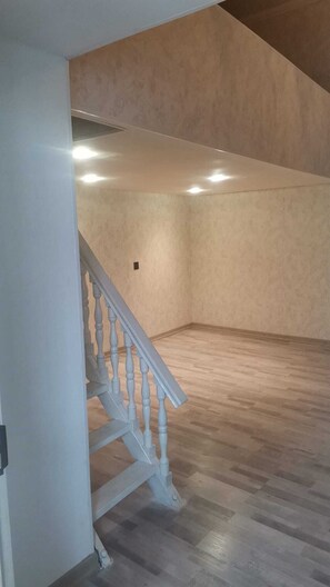 Dormitorio compartido Confort | Caja fuerte, decoración individual, mobiliario individual y escritorio