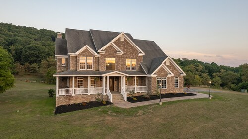 5 -Star Luxury Mountain Getaway - Grandview Lodge - Pool opens around April 15
