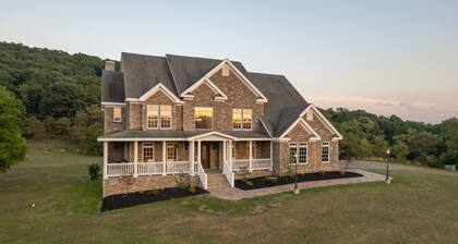 5 -Star Luxury Mountain Getaway - Grandview Lodge - Pool opens around April 15