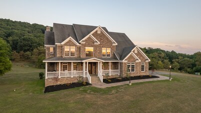 5 -Star Luxury Mountain Getaway - Grandview Lodge - Pool opens around April 15