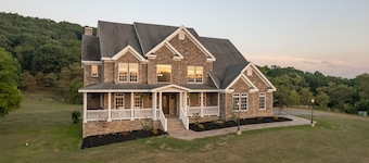 5 -Star Luxury Mountain Getaway - Grandview Lodge - Pool opens around April 15