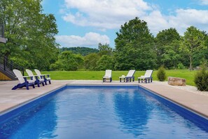 Una piscina al aire libre, una piscina climatizada