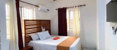 Escritorio, espacio para trabajar con laptop, wifi y ropa de cama