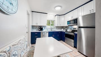 Deluxe Condo, 2 Bedrooms, Pool Access | Private kitchen | Fridge, oven, stovetop, dishwasher