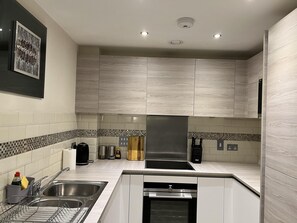 Apartment | Eigene Küche | Kühlschrank, Mikrowelle, Ofen, Herdplatte