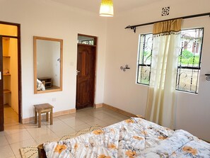 3 chambres, bureau, fer et planche à repasser, draps fournis