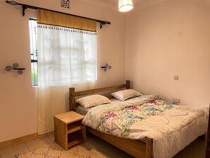 3 camere, una scrivania, ferro/asse da stiro, lenzuola