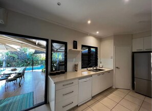 Villa básica | Cocina privada | Refrigerador con congelador, lavavajillas y utensilios de cocina 