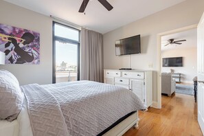 2 bedrooms, iron/ironing board, travel crib, free WiFi - Rooftop Penthouse & Patio w/Spectacular City Views and Secure Onsite Parking (New Orleans)