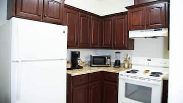 2 habitaciones y tabla de planchar con plancha