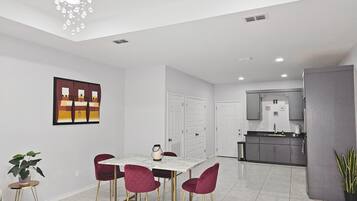 Leilighet | 2 soverom, skrivebord og internett