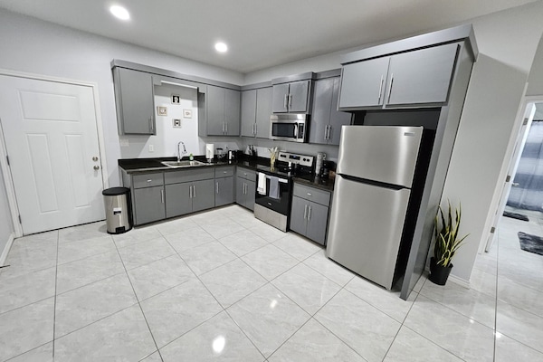 2 bedrooms, desk, Internet