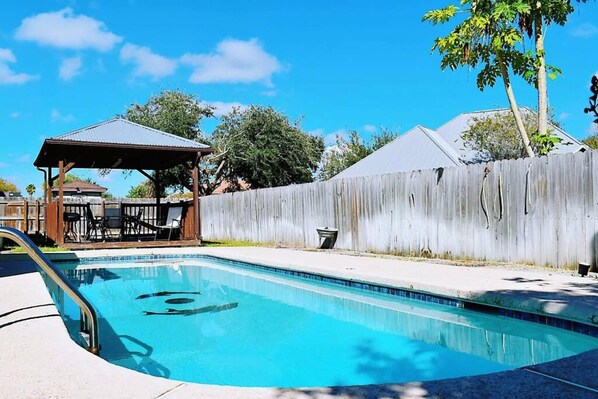 4 bedrooms - Beautiful House With Pool (Mission)