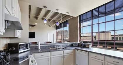 Spectacular Downtown Condo with Iconic City Views and Secure Onsite Parking