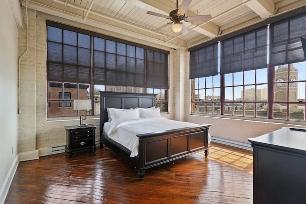 3 habitaciones, tabla de planchar con plancha y cuna de viaje 