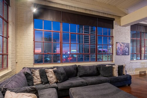Large Downtown Condo with Magnificent City Views and Secure Onsite Parking