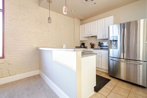 Een koelkast, een microgolfoven, een oven, een kookplaat