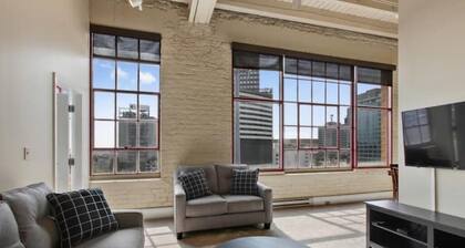 Beautiful Downtown Condo w/Dramatic City Views with Secure Onsite Parking