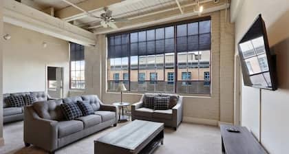 Stunning Downtown Condo "Central CBD Location" with Secure Onsite Parking