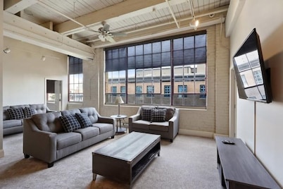 Stunning Downtown Condo "Central CBD Location" with Secure Onsite Parking