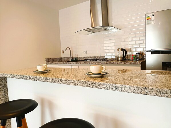 Apartamento | Cozinha privada | Geladeira, micro-ondas, chapa, talheres/pratos/utensílios de cozinha