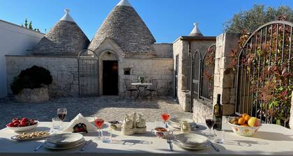 Amazing Trullo with heated pool, nestled in nature, just steps from Alberobello