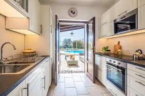 Een koelkast, een microgolfoven, een oven, een kookplaat