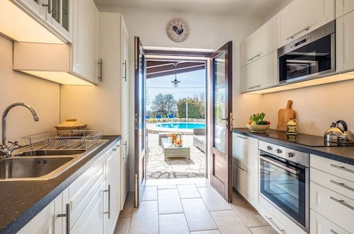 Amazing Trullo with heated pool, nestled in nature, just steps from Alberobello