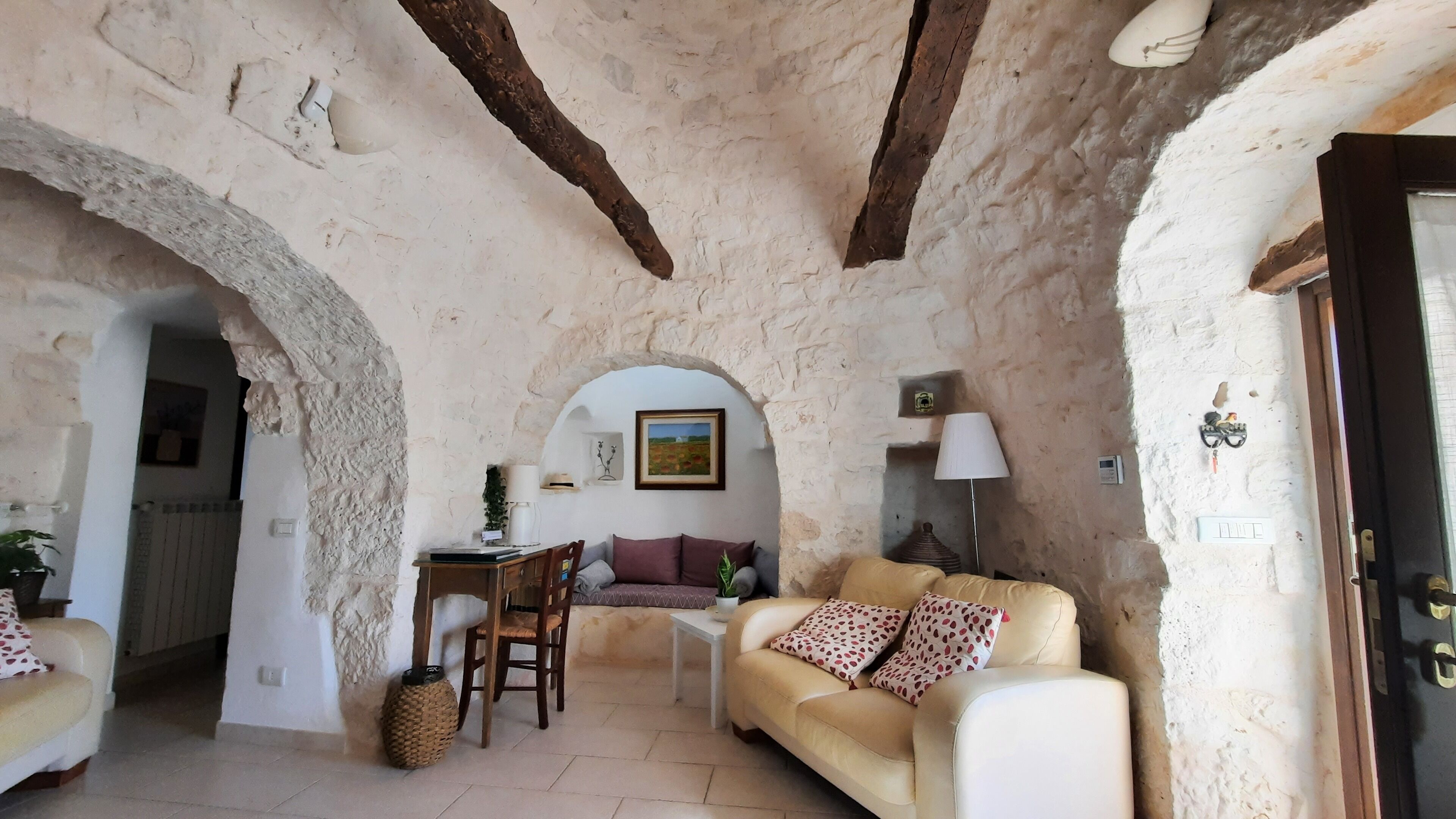 TV connectée, lecteur de DVD, table de tennis de table, livres