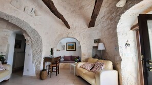 TV connectée, lecteur de DVD, table de tennis de table, livres