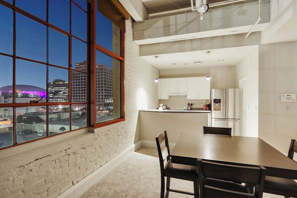 Fridge, microwave, oven, stovetop - Picturesque Downtown Condo-Centralized Location with Secure Onsite Parking (New Orleans)